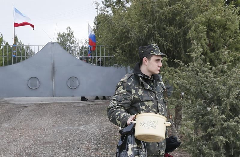 Украинские военные покидают воинскую часть в Бахчисарае, которую захватили оккупанты РФ
