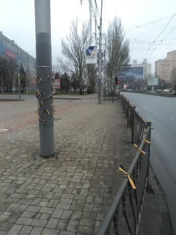 В Донецке повсюду развешивают украинские флаги 