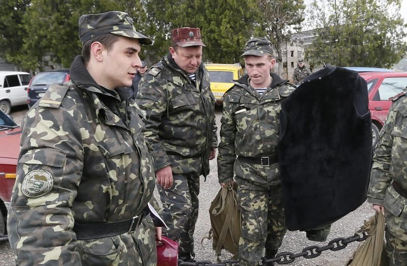Украинские военные покидают воинскую часть в Бахчисарае, которую захватили оккупанты РФ