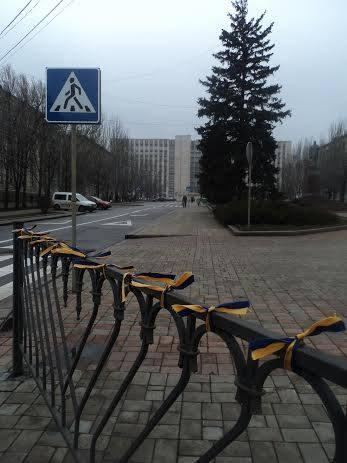 У Донецьку всюди розвішують українські прапори 