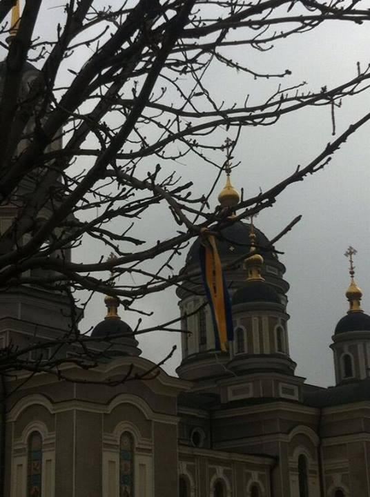 У Донецьку всюди розвішують українські прапори 