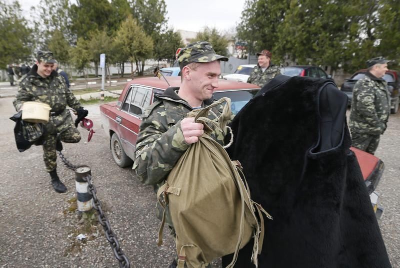 Українські військові покидають військову частину в Бахчисараї, яку захопили окупанти РФ
