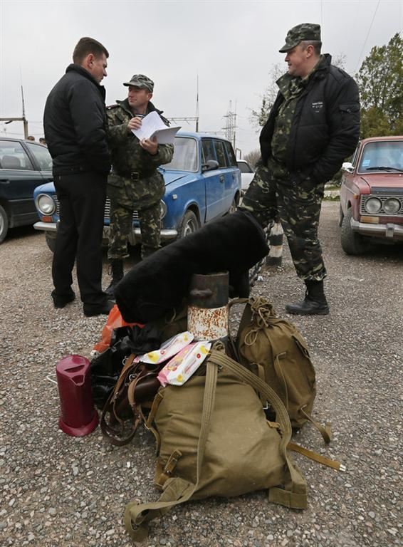 Украинские военные покидают воинскую часть в Бахчисарае, которую захватили оккупанты РФ