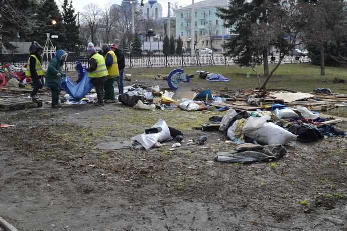 В Луганске снесли палатки "Луганской гвардии", от сепаратистов остались горы мусора