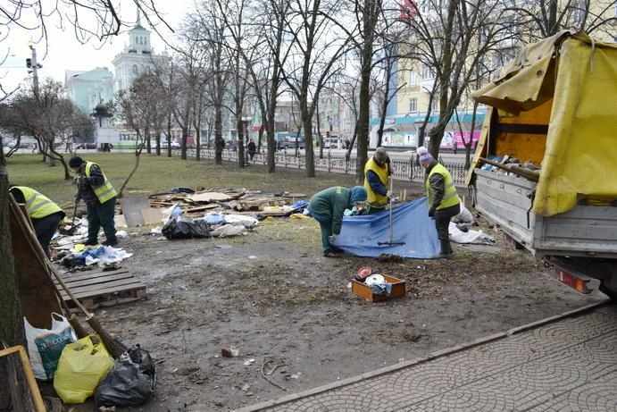 У Луганську знесли намети "Луганської гвардії", від сепаратистів залишилися гори сміття