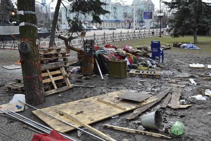 В Луганске снесли палатки "Луганской гвардии", от сепаратистов остались горы мусора