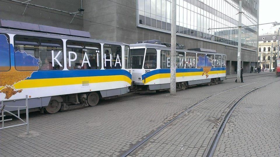 По Днепропетровску ездят патриотические трамваи
