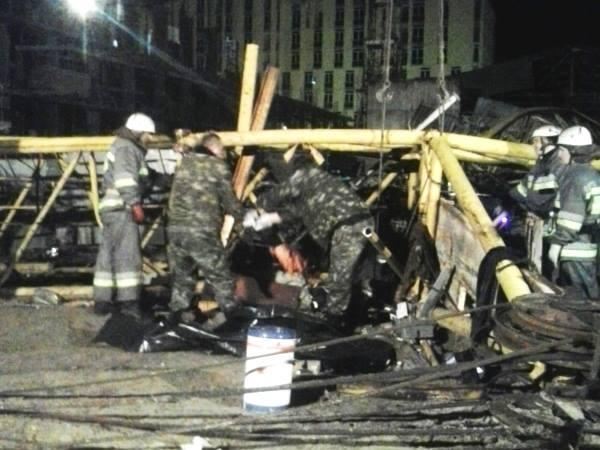 В Киеве рухнул башенный кран, погибла женщина