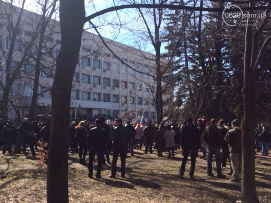 В Донецке и Мариуполе сепаратисты просят Януковича вернуться