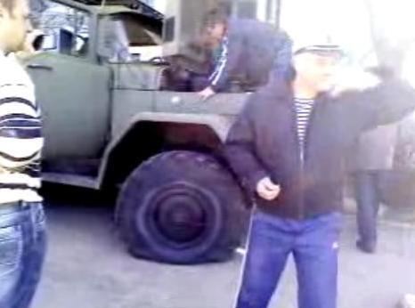 Українські військові, виконавши гімн, покинули авіабазу в Новофедорівці
