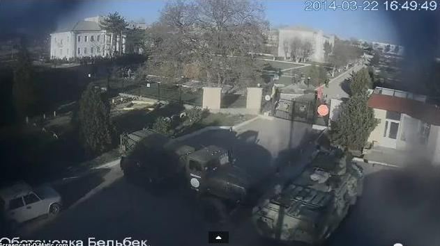 Оккупанты штурмуют военчасть в Бельбеке, ранен журналист