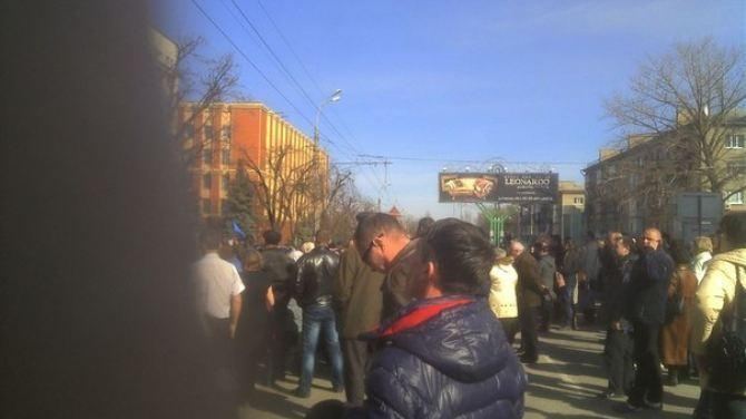 На митинге в Луганске сепаратисты требуют отпустить Клинчаева