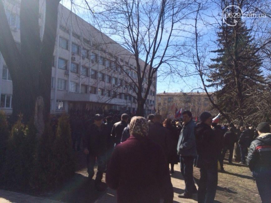 В Донецке и Мариуполе сепаратисты просят Януковича вернуться