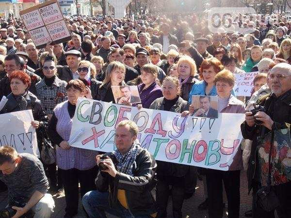 В Луганске прошли два противоположных митинга