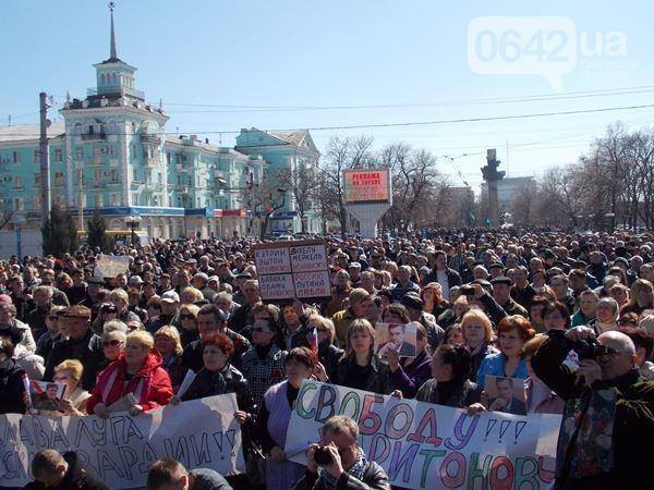 У Луганську пройшли два протилежних мітингу