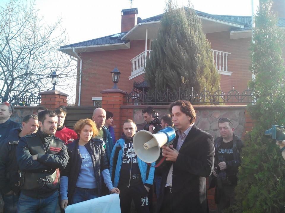 Активісти пікетували маєток Яценюка