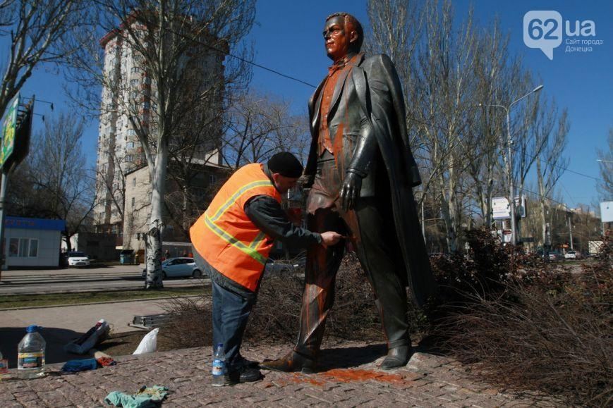 В Донецке облили краской памятник Кобзону
