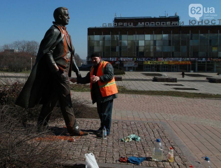 У Донецьку облили фарбою пам'ятник Кобзону