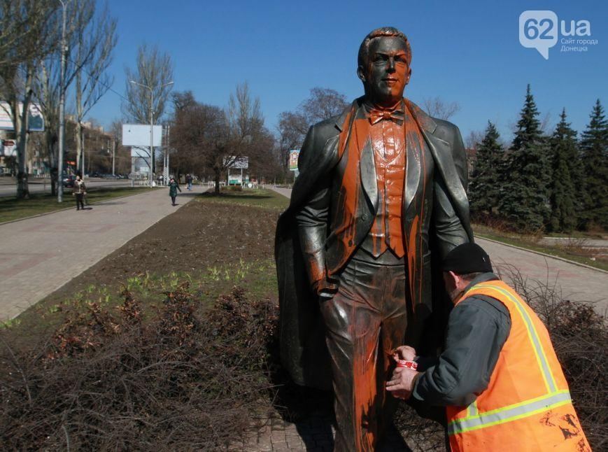 В Донецке облили краской памятник Кобзону 