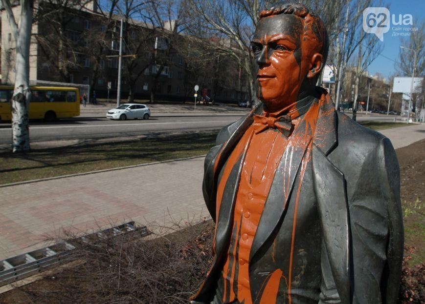 В Донецке облили краской памятник Кобзону 