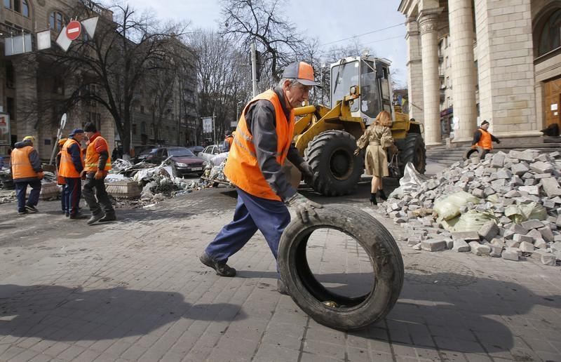 На Майдане пытаются навести порядок: убирают и выселяют чужаков