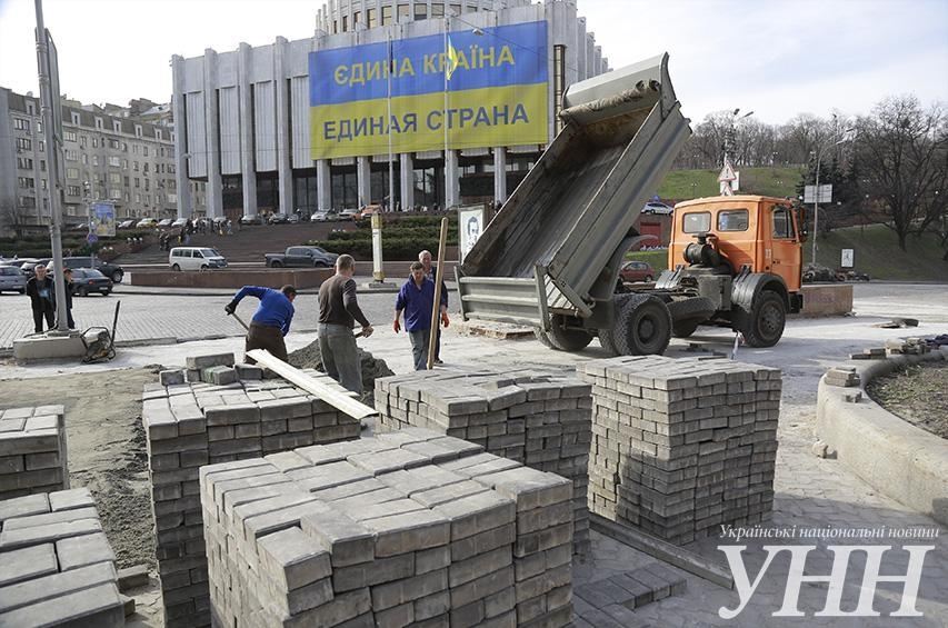 В Киеве на Грушевского начали класть брусчатку