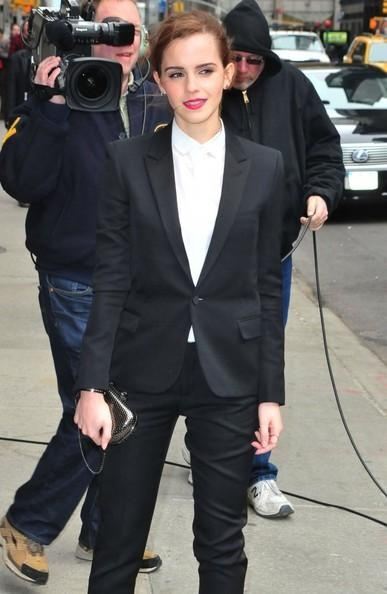 Эмма Уотсон в строгом, но очень секси брючном костюме