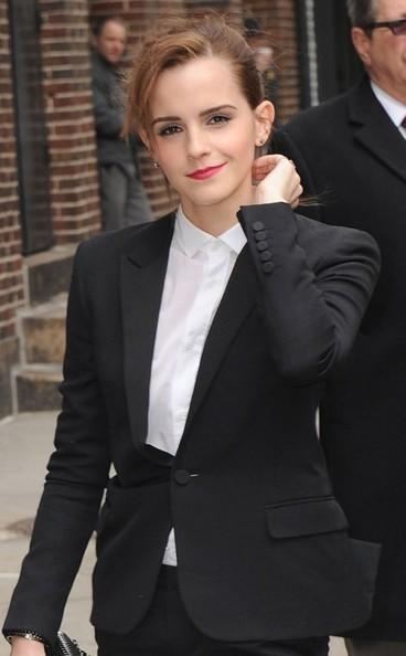 Эмма Уотсон в строгом, но очень секси брючном костюме