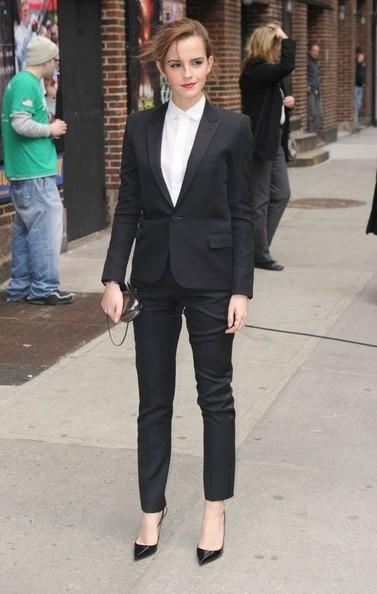 Эмма Уотсон в строгом, но очень секси брючном костюме