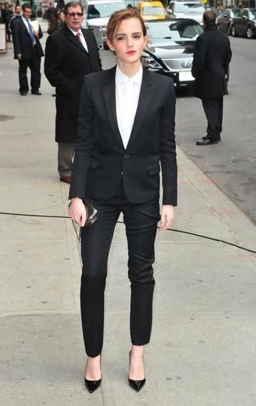 Эмма Уотсон в строгом, но очень секси брючном костюме