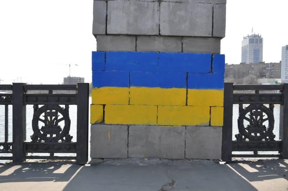 Патриоты раскрасили улицы Донецка в сине-желтые цвета