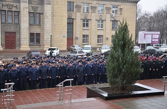 У Луганську 800 міліціонерів мовчки підтримали Авакова