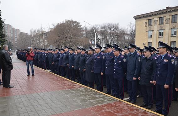 В Луганске 800 милиционеров молча поддержали Авакова