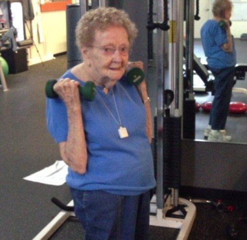 97-летняя долгожительница стала звездой спортзала