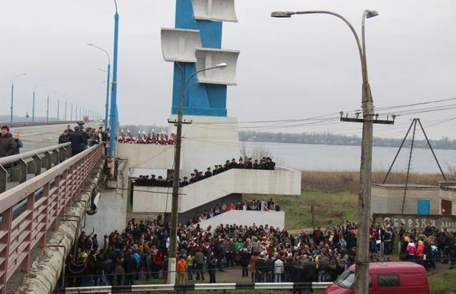 Херсонці з'єднали береги Дніпра 700-метровим весільним рушником