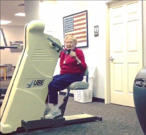 97-летняя долгожительница стала звездой спортзала