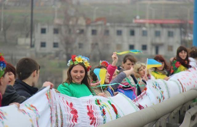 Херсонці з'єднали береги Дніпра 700-метровим весільним рушником