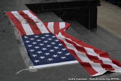 У Луганську проросійські активісти витирали ноги об прапор США