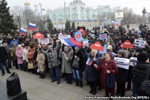 В Луганске пророссийские активисты вытирали ноги о флаг США