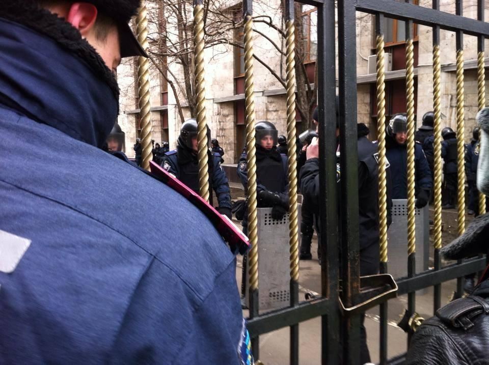 Донецкий облсовет не признал "губернатора-самозванца", под зданием проходит митинг