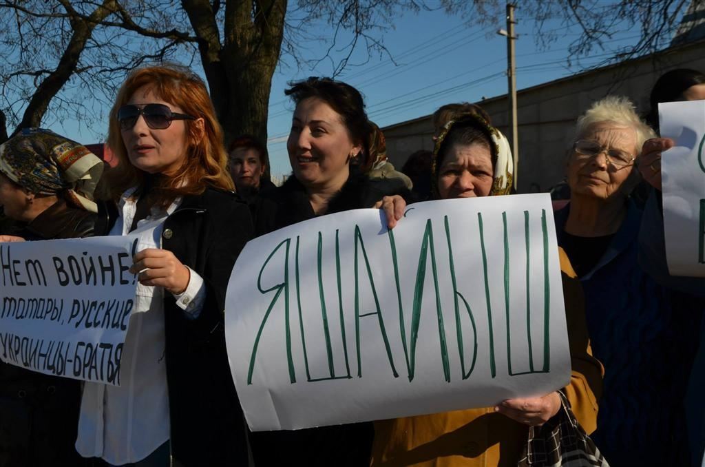 Кримські жінки вийшли на мітинг проти російської агресії. Фоторепортаж