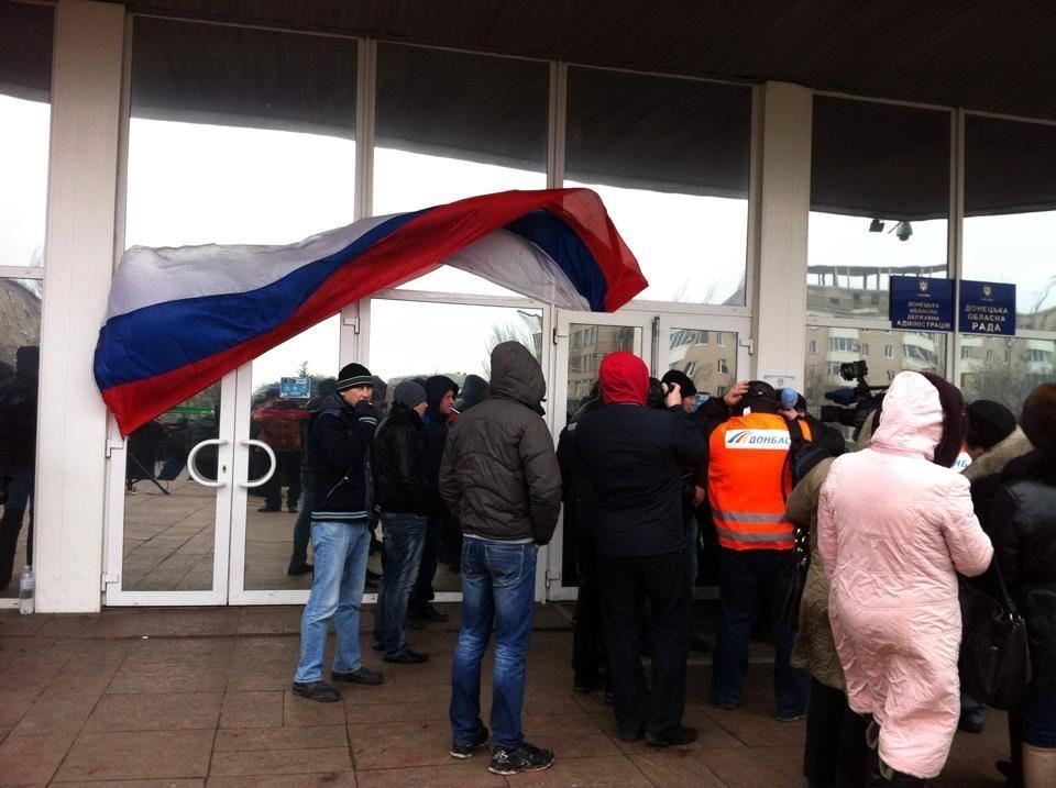 Донецкий облсовет не признал "губернатора-самозванца", под зданием проходит митинг