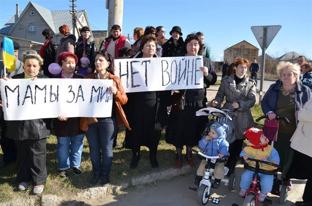 Кримські жінки вийшли на мітинг проти російської агресії. Фоторепортаж
