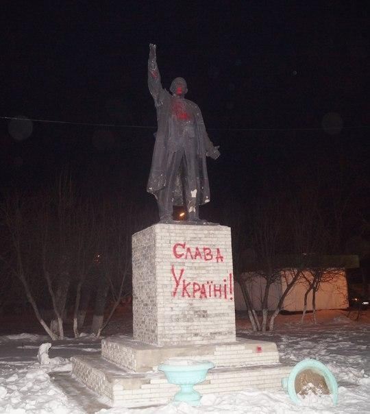 В Красноярске на памятнике Ленину написали "Слава Україні"