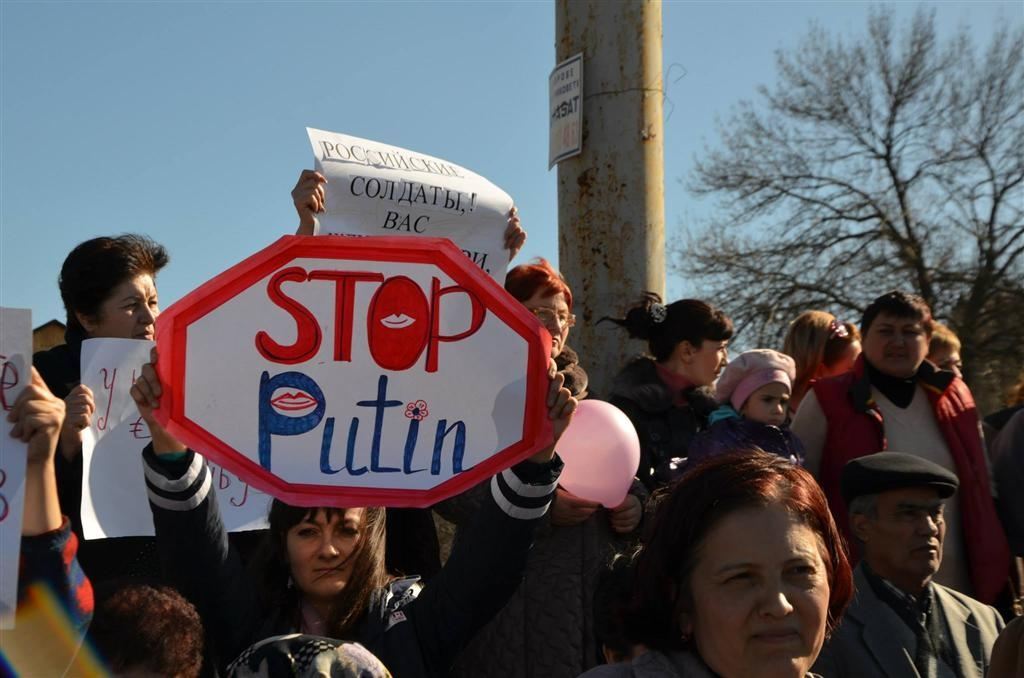 Крымские женщины вышли на митинг против российской агрессии. Фоторепортаж