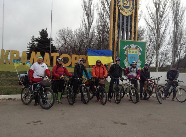 В Донецке напали на велопробег за единство Украины и машину с наклейкой ЕС