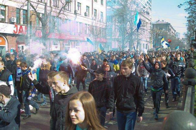 Фаны украинских клубов провели марши единства