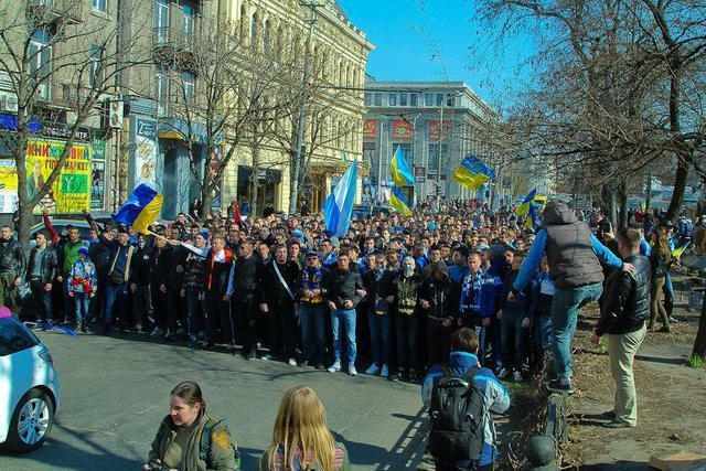 Фаны украинских клубов провели марши единства