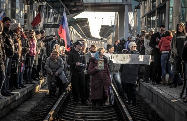 У Донецьку судять сепаратистів з іконами, а африканця-лимонівці видворять з України