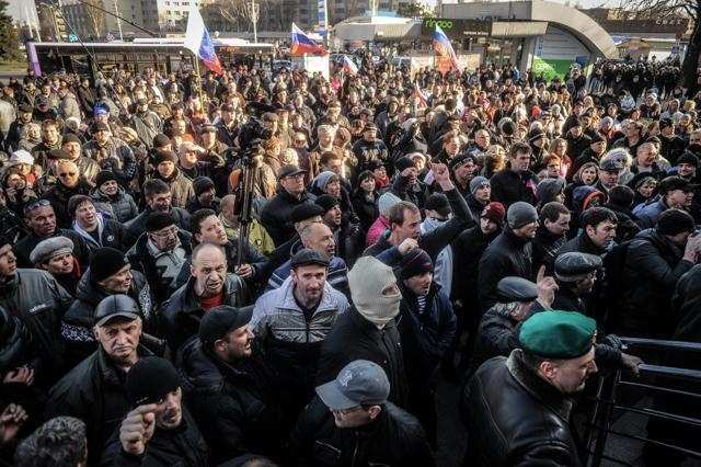 У Донецьку судять сепаратистів з іконами, а африканця-лимонівці видворять з України